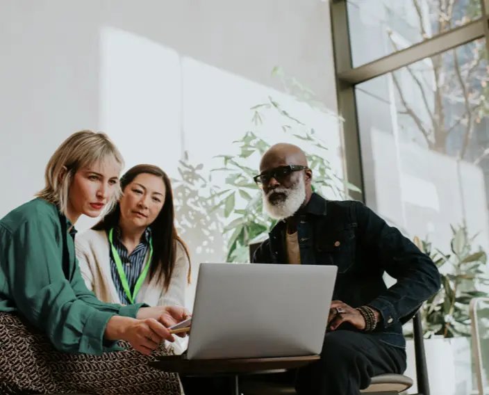 Support team helping a client on a laptop
